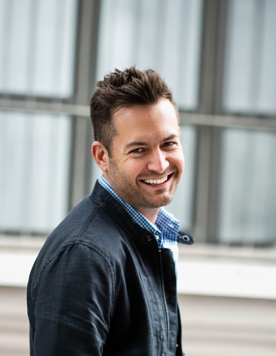 Преподаватель Роберто, носитель языка — Великобритания